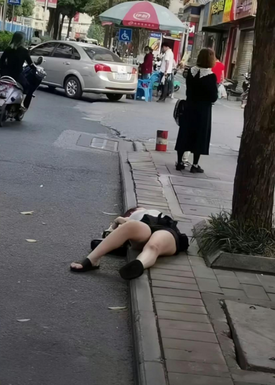 酒醉美女丑态图片