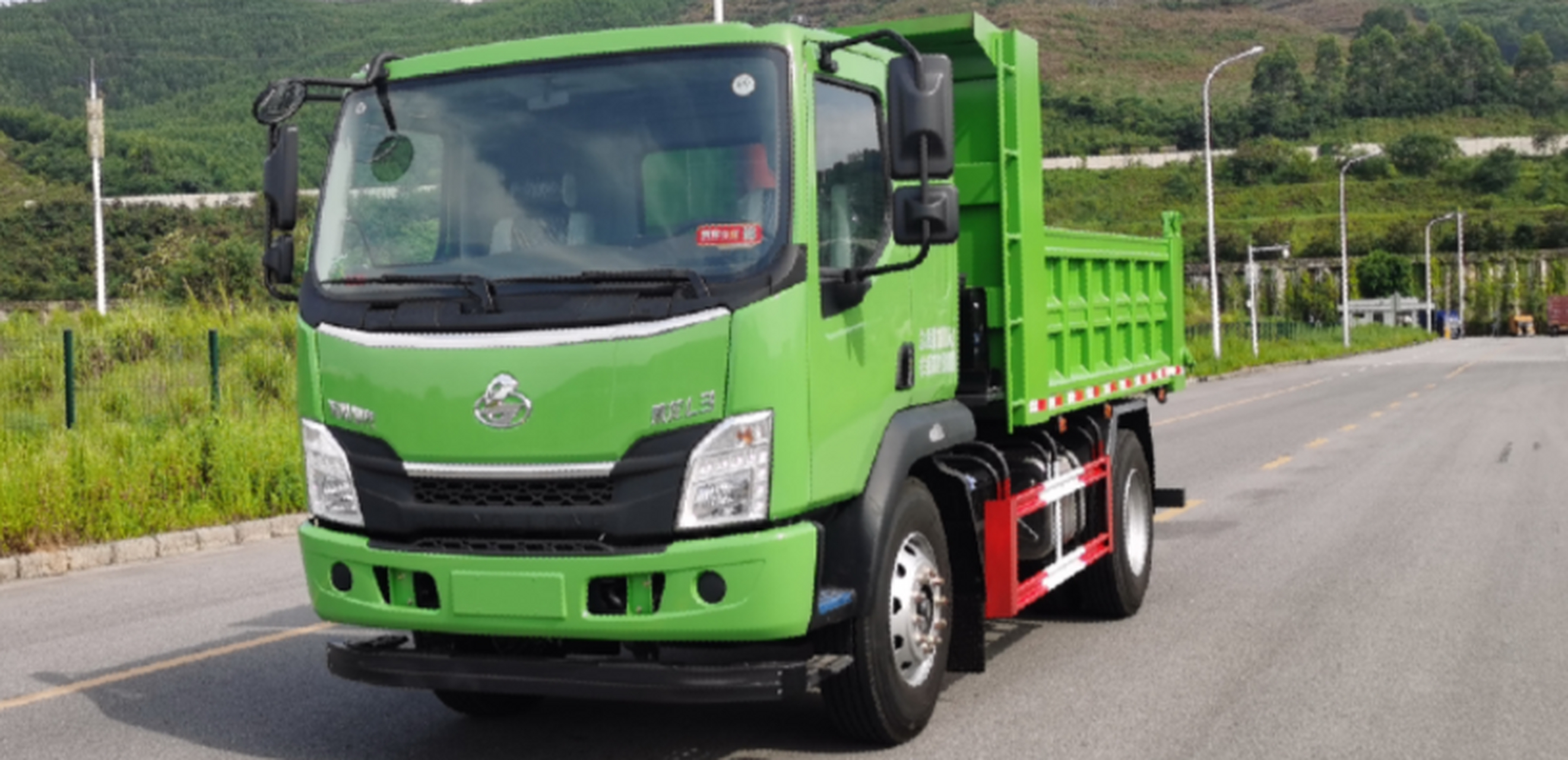 乘龙小王子l3定位乡村道路,城建拉渣土细分市场,底盘自重只有4.2吨,可