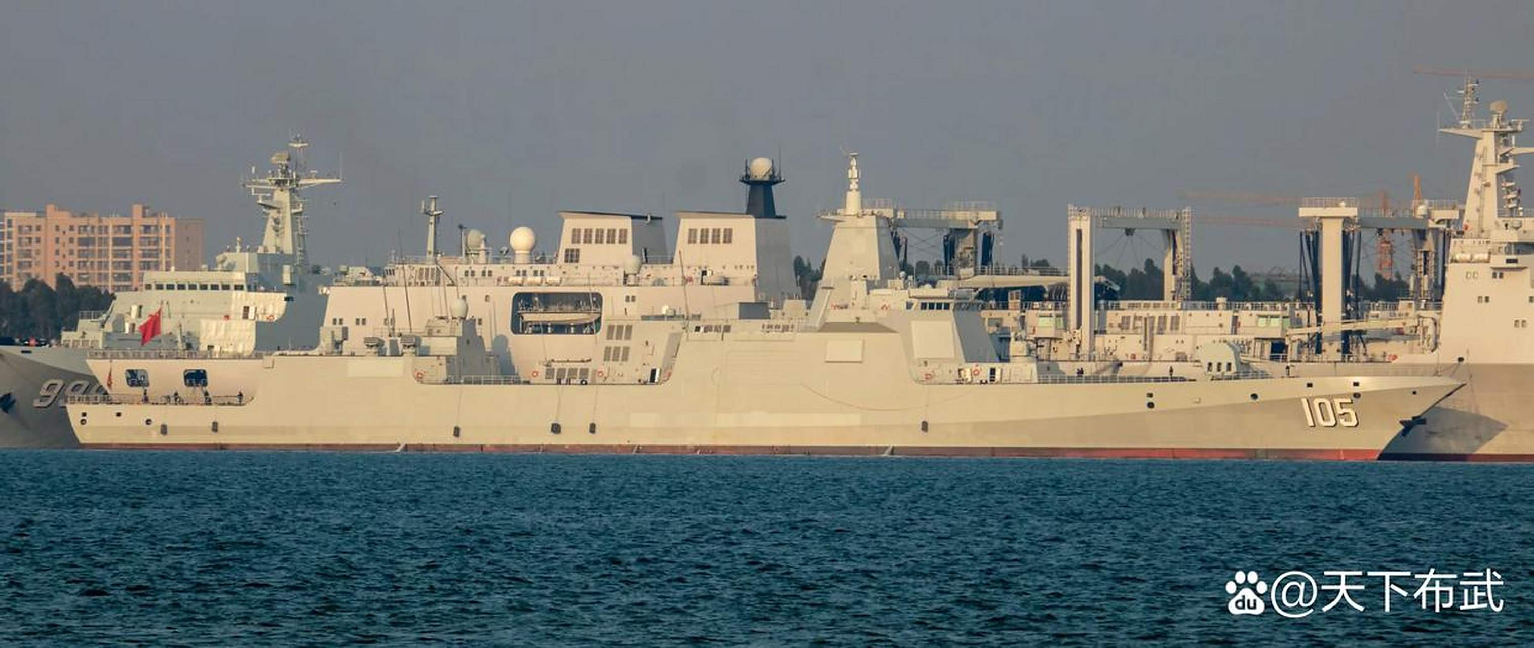 最新消息:中国海军某军港近日多款多艘战舰同框停放,呈现出十分壮观的