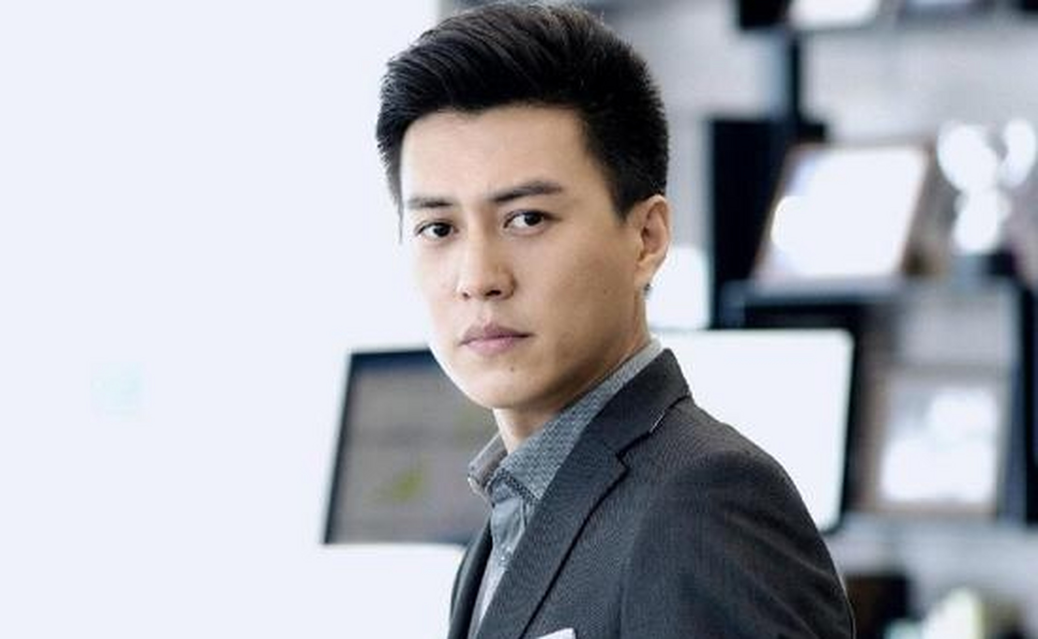 当年的靳东还不是一个红人,在《少年大钦差》中,饰演的是徐安,给