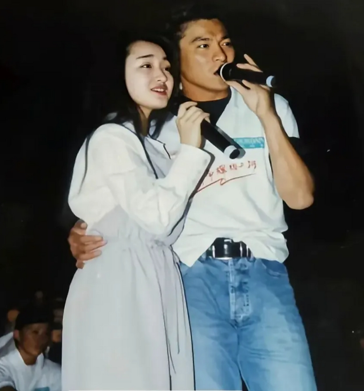 1998年,刘德华与杨钰莹在舞台上亲密相拥一起唱歌的情景.