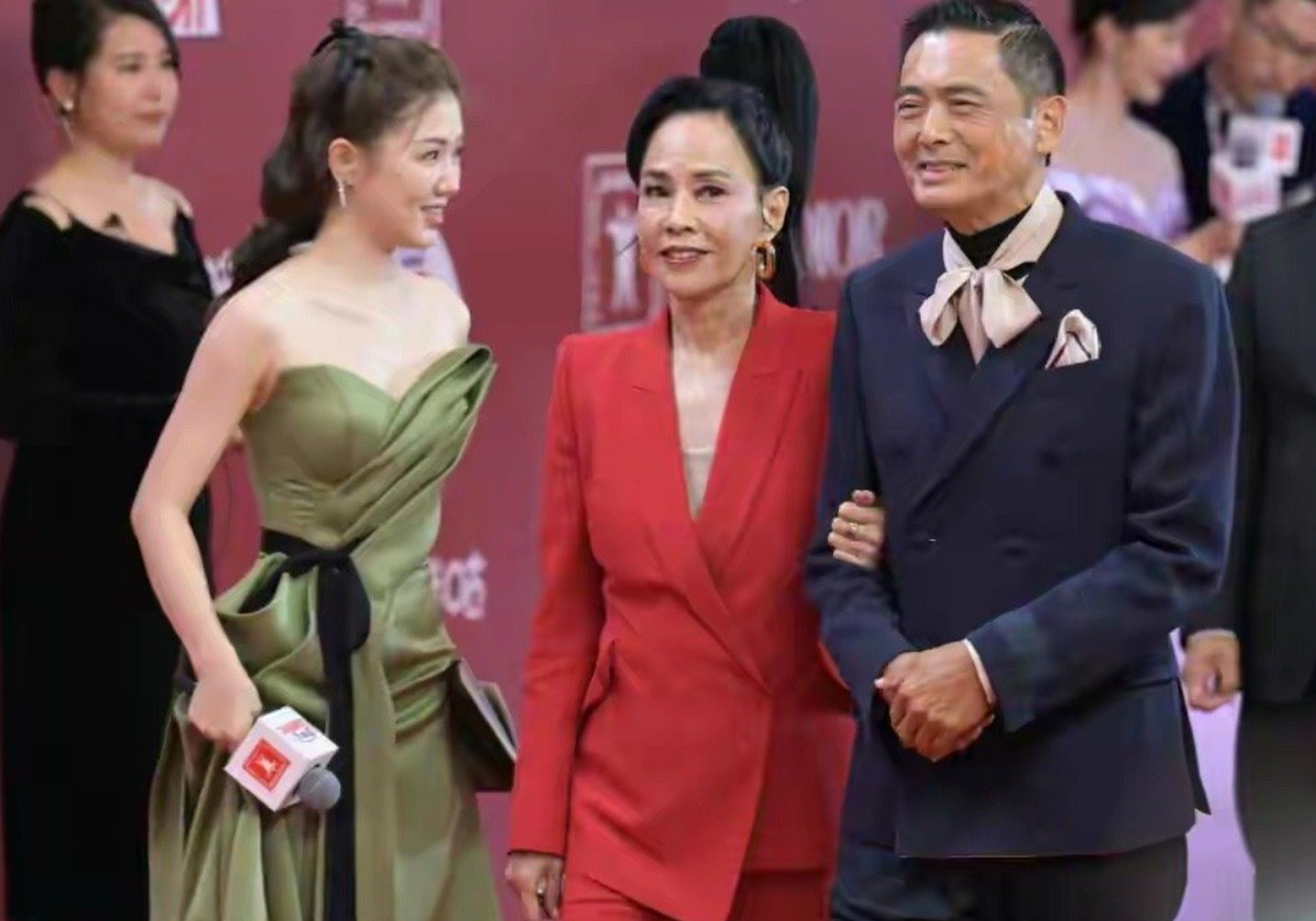 周润发上影节携富婆妻子走红毯,64岁发嫂身材苗条气质好,无儿女仍恩爱