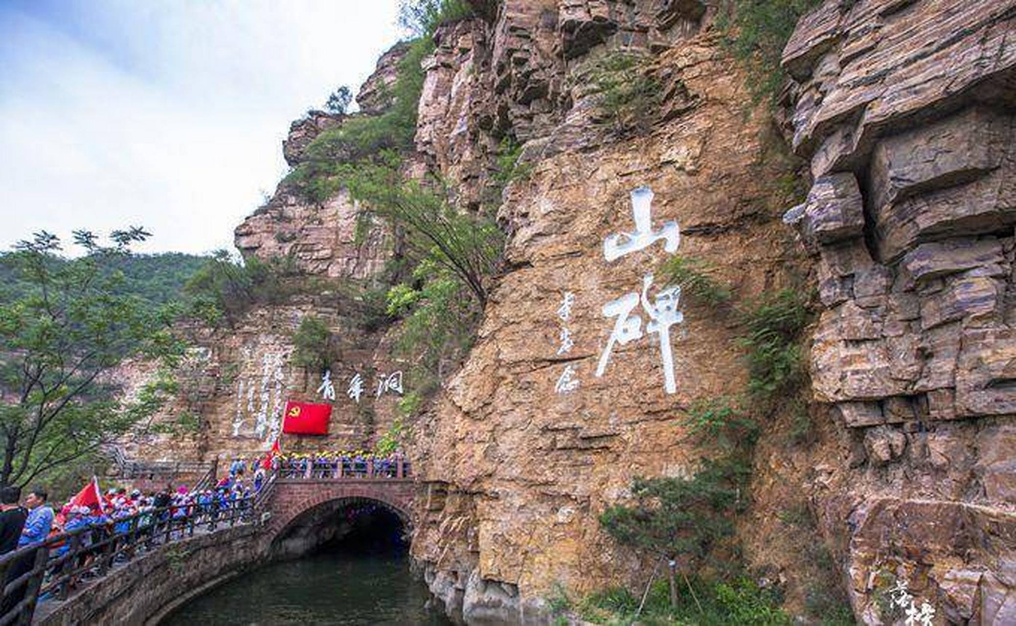 在河南省最北端的临县,有一条人工天河红旗渠,是林县人民用双手和顽强