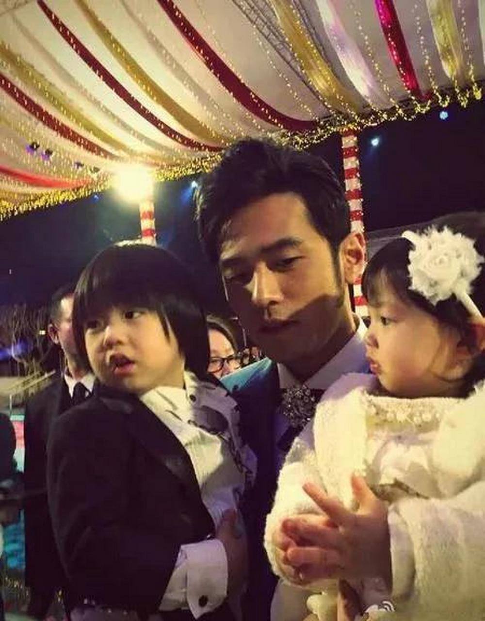 2015年,周杰伦在台北举办婚礼,刘畊宏带老婆小孩参加婚礼时的相片.