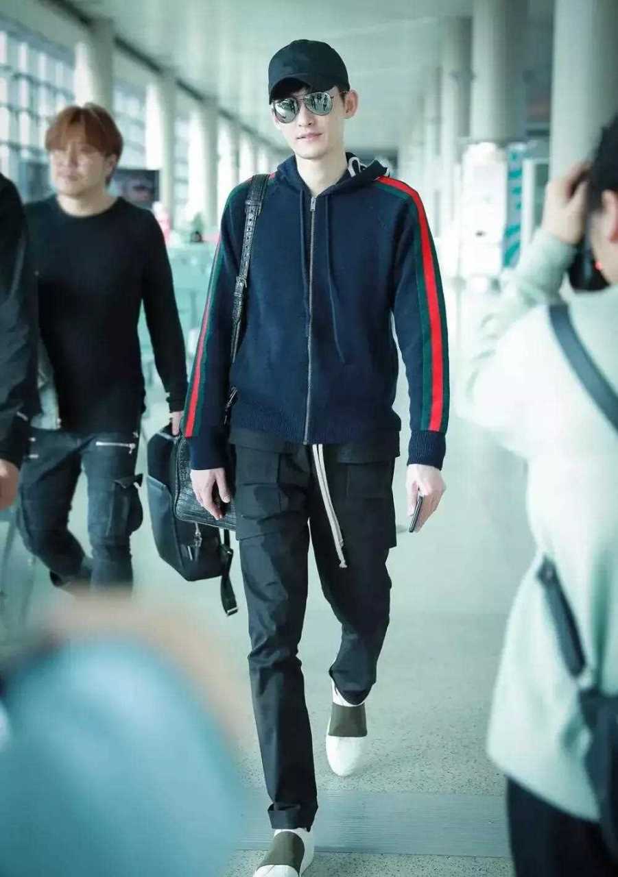 张翰,黑龙江大男孩,身高185cm,体重68kg,完美的模特身材.
