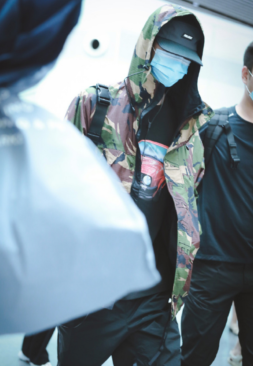 王一博出发长沙酷盖新队长上任,开启新一季的街舞录制,迷彩外套搭配