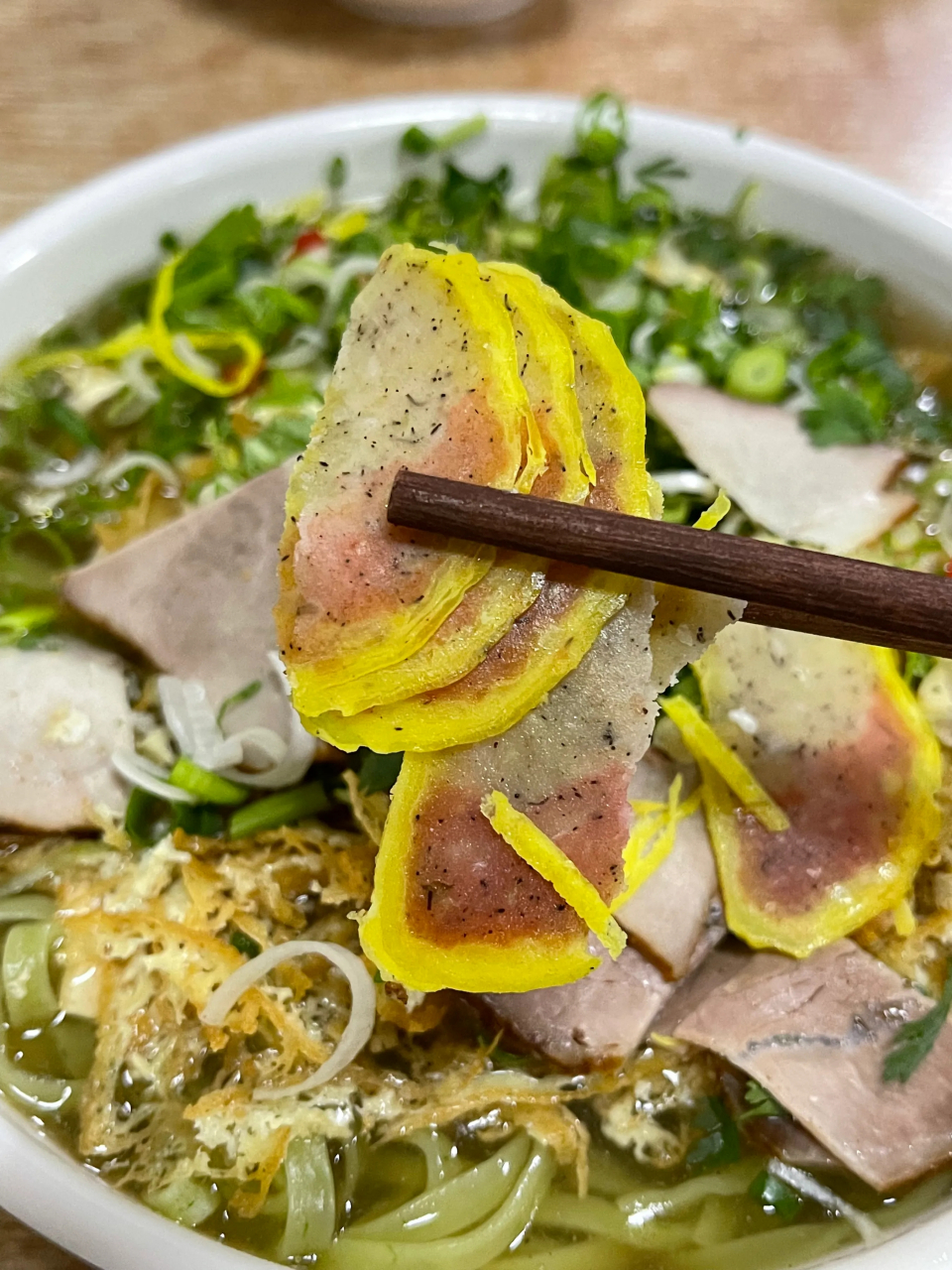 臊面8块钱一碗,面条是韭叶菠菜面,汤以鸡汤为