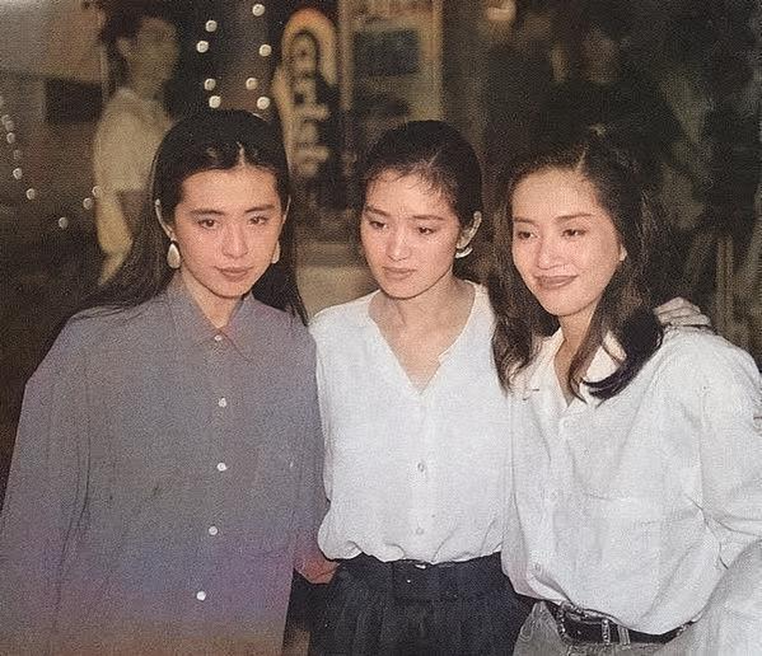 80年代三位女神王祖贤,巩俐,梅艳芳的合影,照片中王祖贤穿着紫色上衣