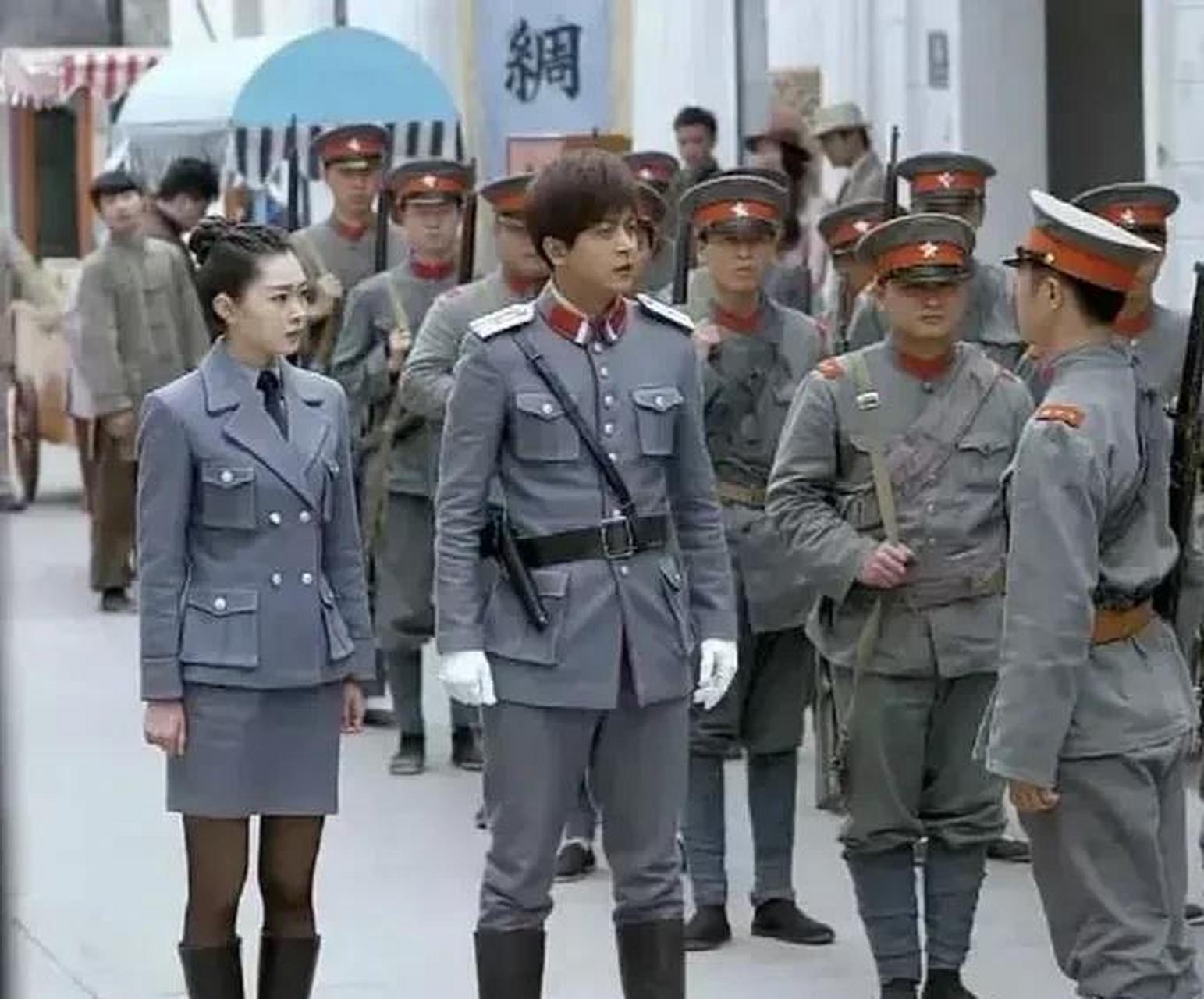 皮靴,丝袜,短裙,精致西服,领带,这是抗日剧里国军女式军服?
