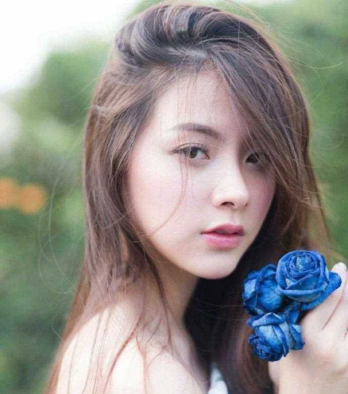 《初恋那件小事》女主平采娜真美,精致的容颜配秀发,青美好是多少男生