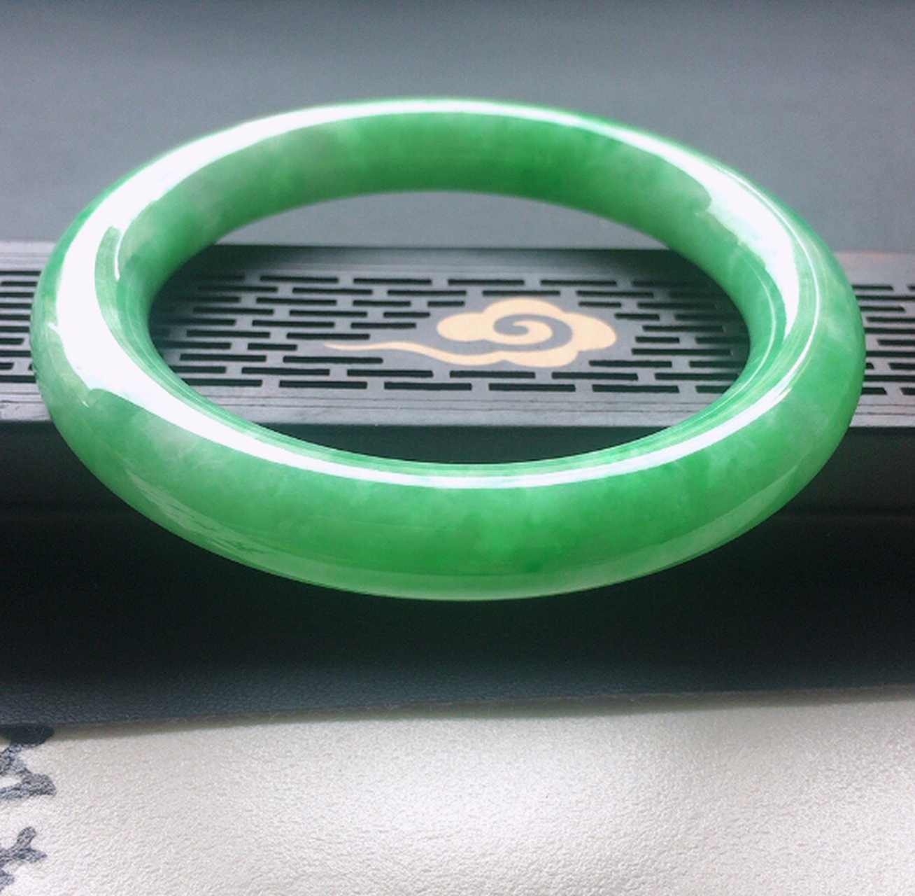 浅绿色翡翠手镯的挑选 #翡翠# 手镯的款式有很多,例如圆镯,平安镯