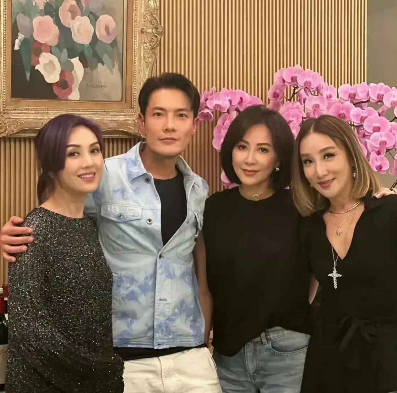 昨晚,在香港,刘嘉玲,杨千嬅和丁子高举行了一次聚会.