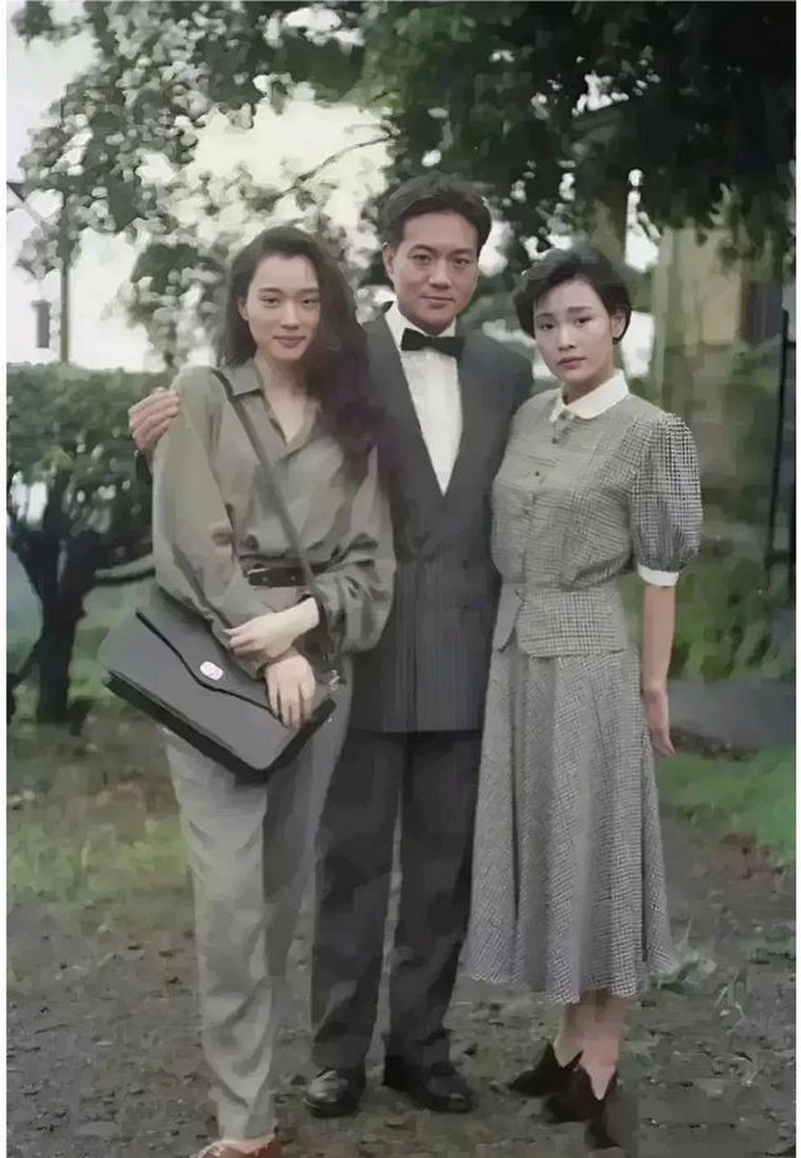 陈冲年轻时与两位好友合影,这张照片非常珍贵.