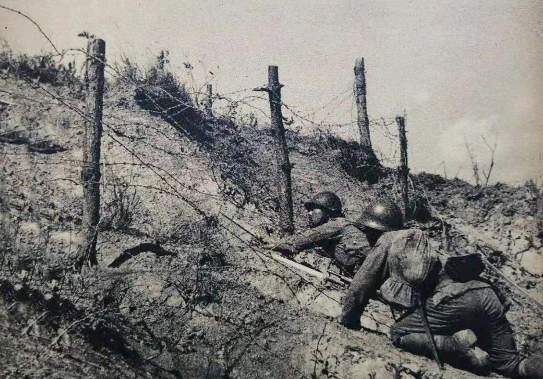 这是1938年十月份以后发生在大别山地区的小界岭保卫战的一张照片,在