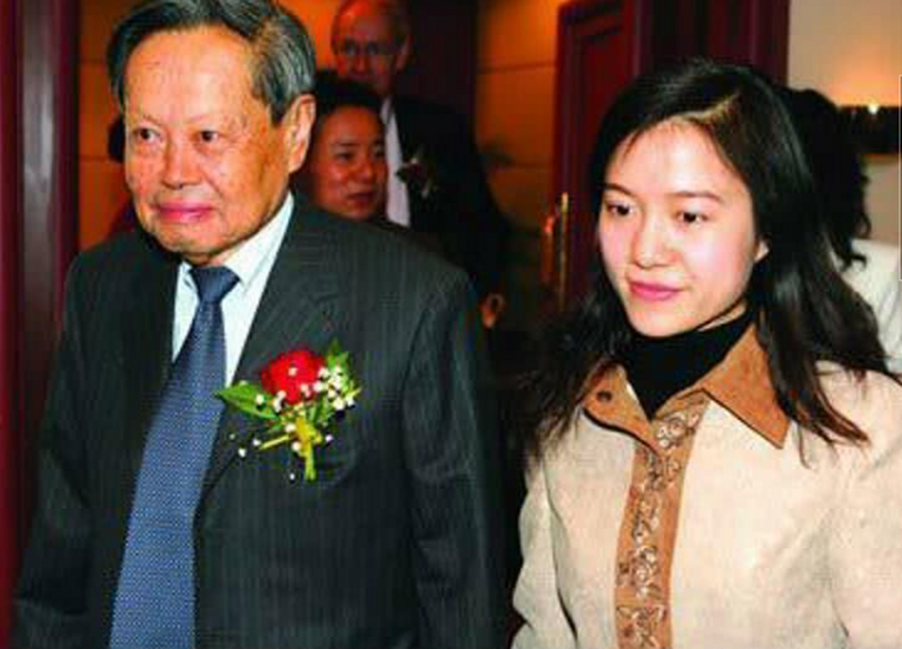 翁帆结婚时,她父亲曾公开说: "她为照顾杨教授的生活,作出牺牲,这是