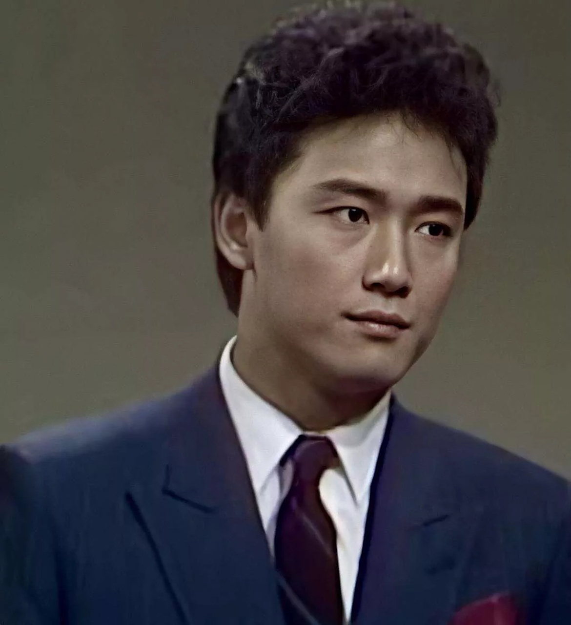 不服不行,苗侨伟属于那种越老越有味道的男人,当然了,年轻时也是帅得