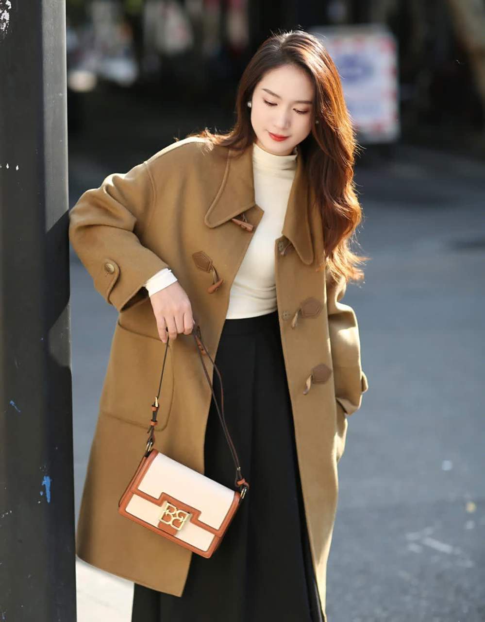 秋冬穿搭|棕色牛角扣大衣太大气了!
