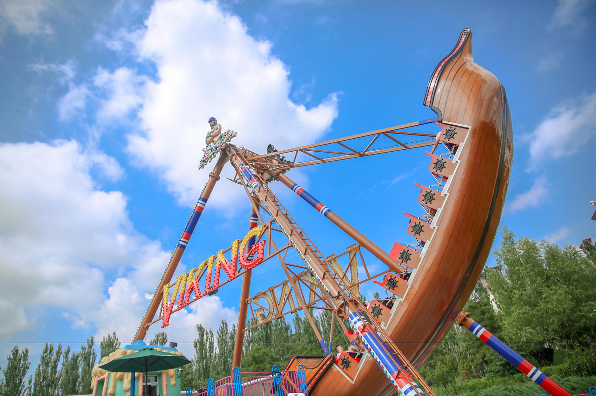 大同方特真好玩#蓝天白云,坐上红色的过山车,冲上云霄,享受童年的