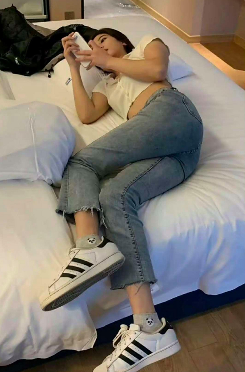 一起出差的女同事,这躺我床上,是几个意思?