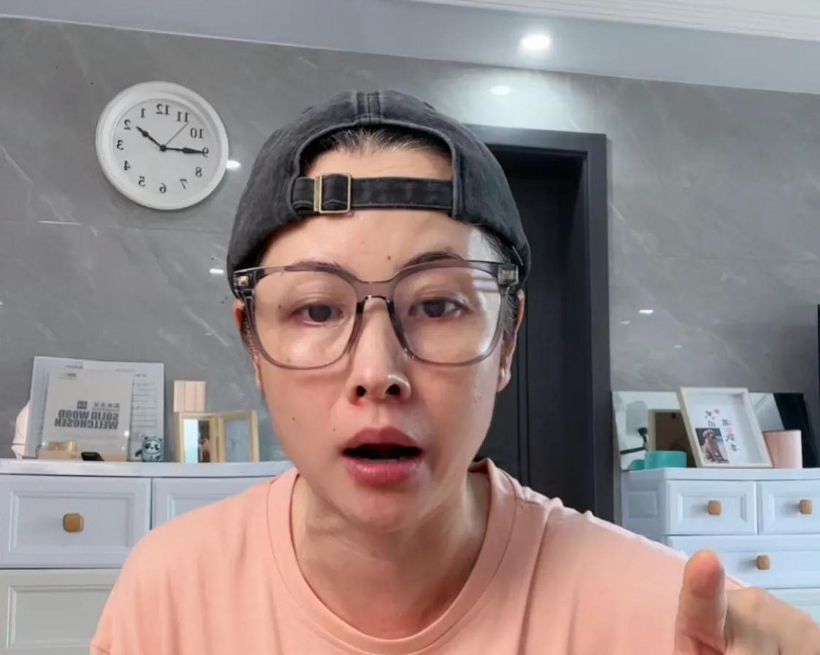 6月21日,杨明娜当着直播间9800人的面说:有些人不用在我这里刷屏,在