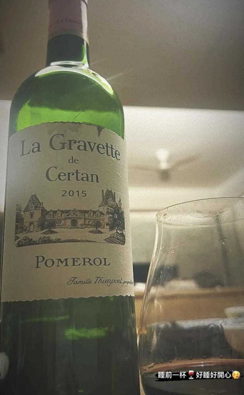 47岁贾静雯豪宅中倒立!手肘撑地身体悬空,紧身裤勒出完美曲线[?