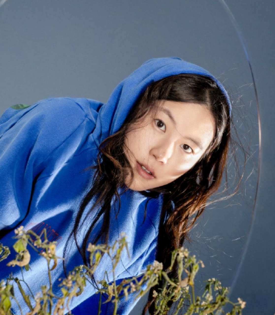 王菲女儿窦靖童留长发了,模样和小时候没区别,等比例长大.