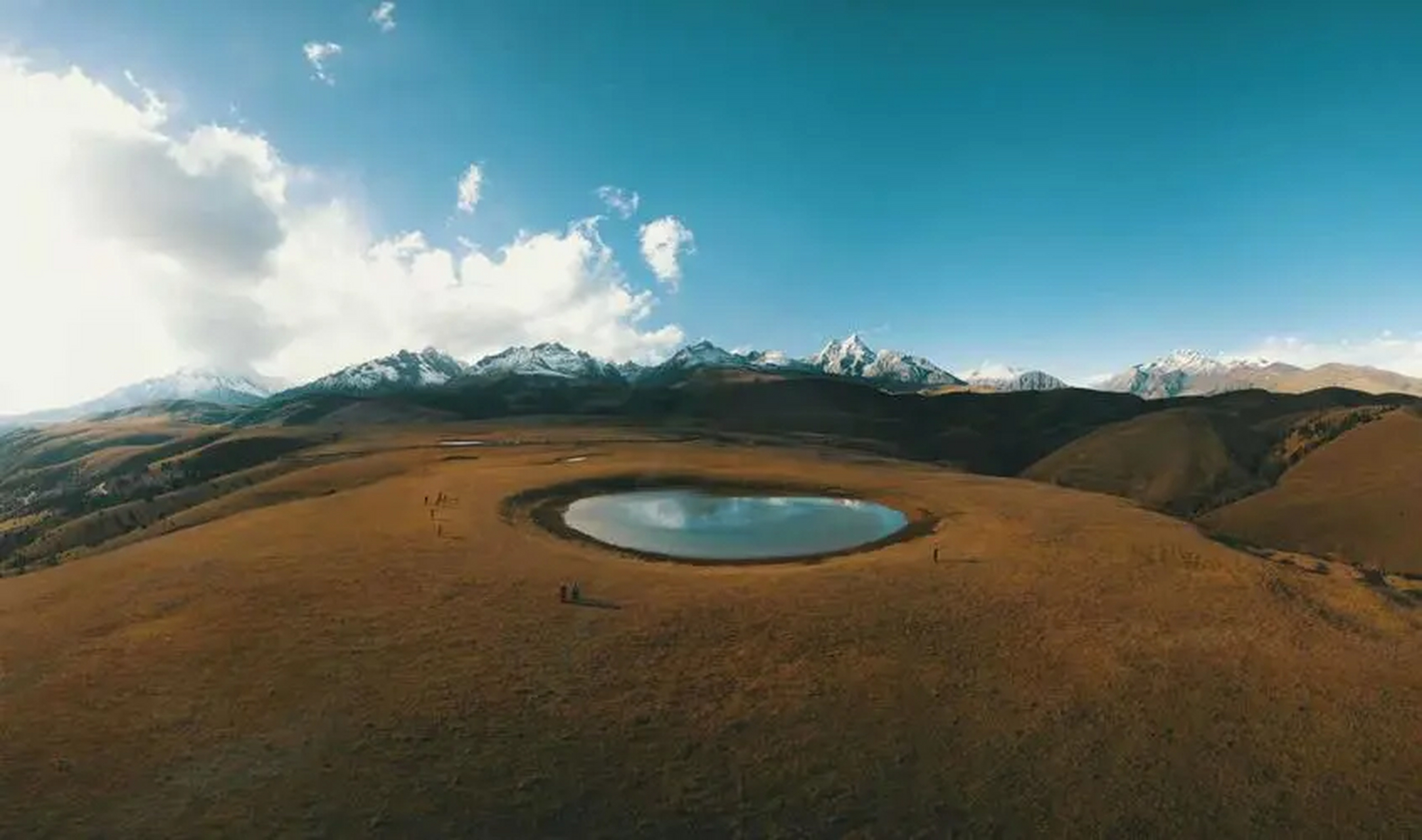 四川理塘县的格聂神山,在藏语中,格聂神山被称为"呷玛日巴",这里是胜
