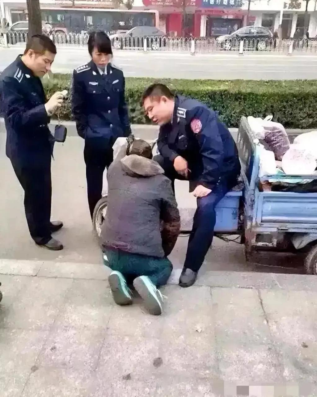 老百姓的心酸,底层人的卑微!老人家就是卖个菜,至于吗!