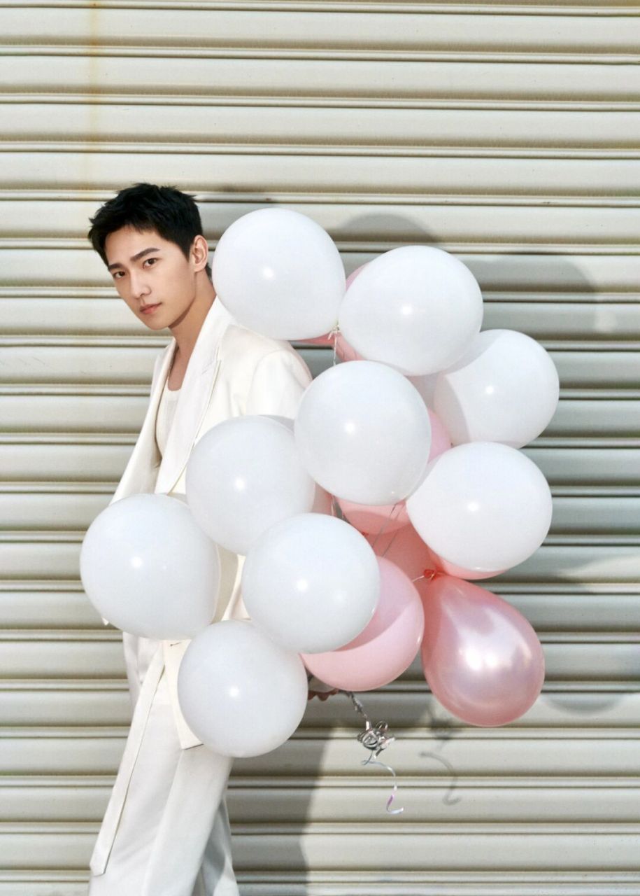 杨洋穿搭 杨洋身穿@neil barrett 2023 春夏系列双排扣白色西装夹克