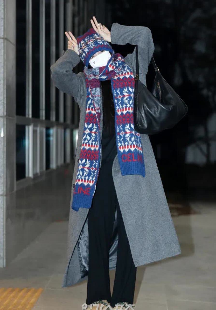 lisa220106 机场穿搭,帽子围巾好可爱[开心]