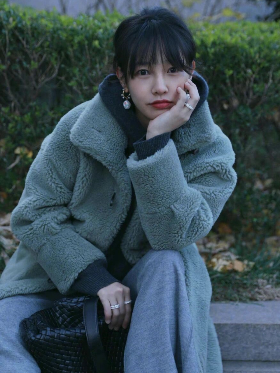 白百合私服搭配天花板  最近随着《骄阳伴我》的热播,白百何的穿搭又