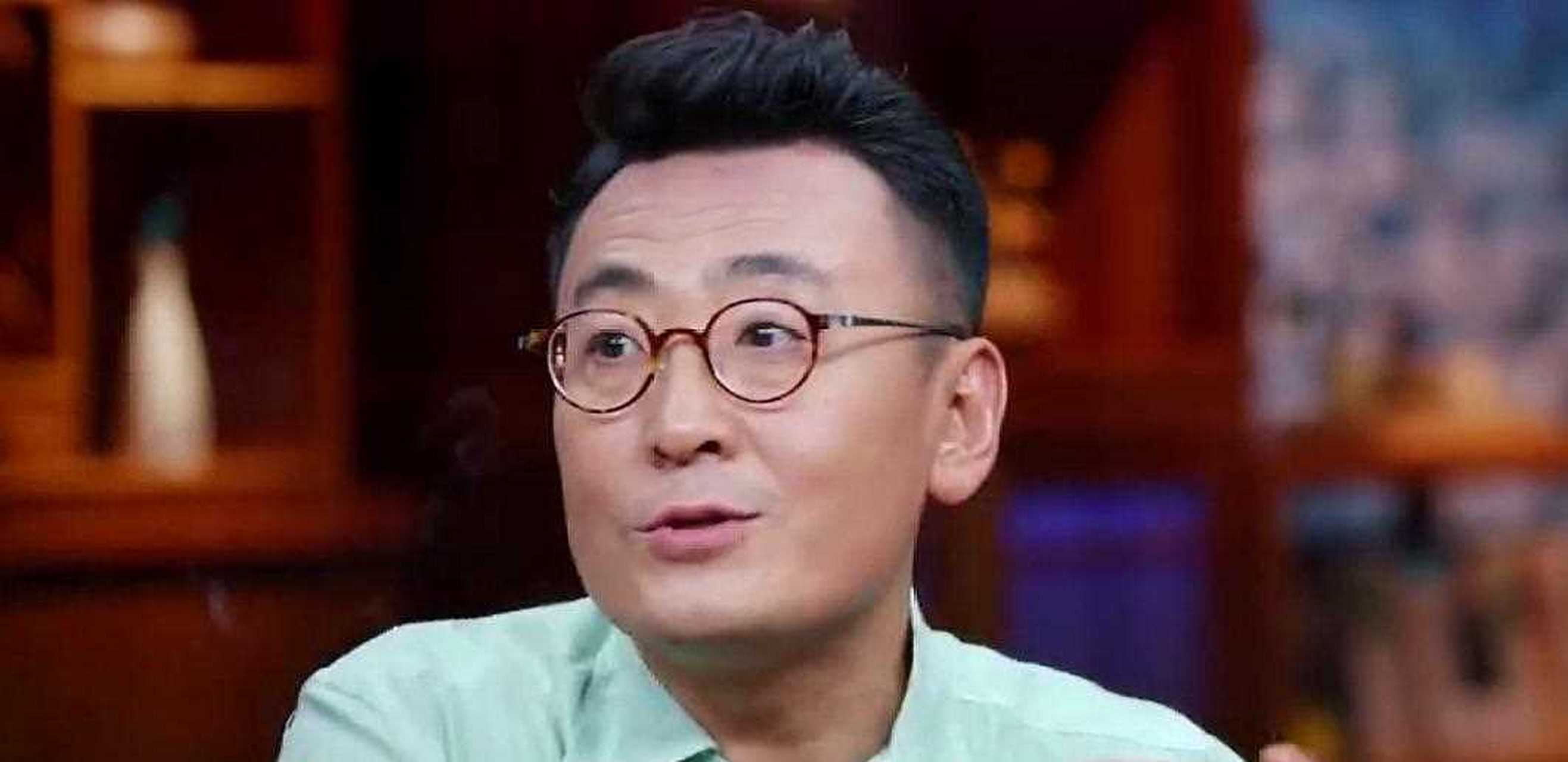 一次节目中,窦文涛直言:"实话说,我现在就是拜金主义,很多时候家长会