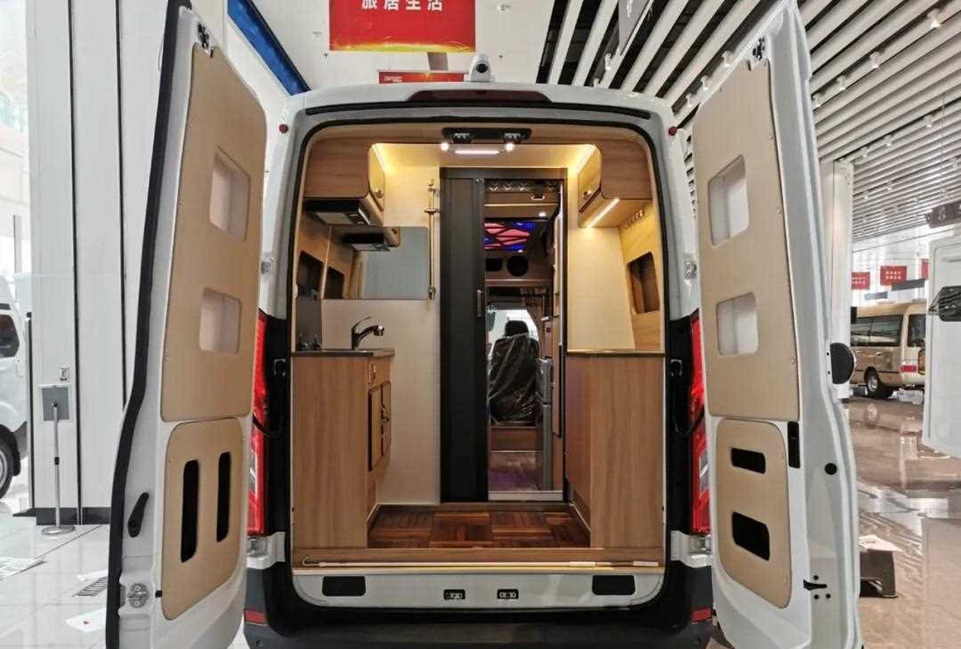 710上海房车展顺之旅v90商旅b型车的车身尺寸为594*2*278m,搭载最新的