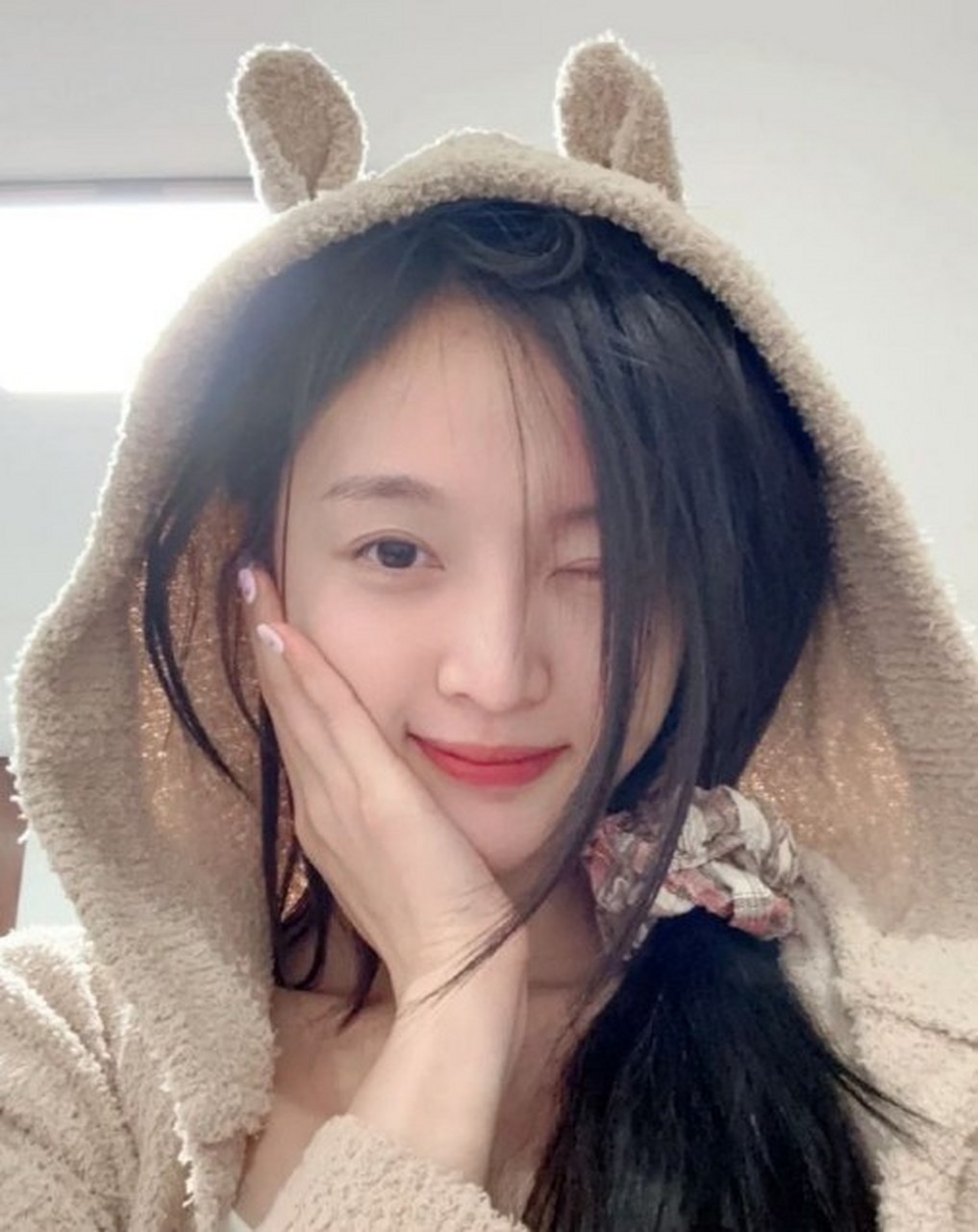 吴宣仪素颜自拍照,是肉眼可见的上镜,皮肤十分水灵[送花花]看上去蛮