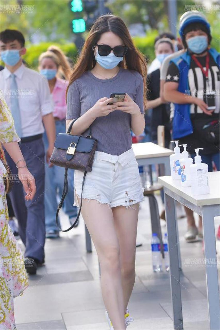 街拍;白热裤,大白腿女孩 ,清新可人.