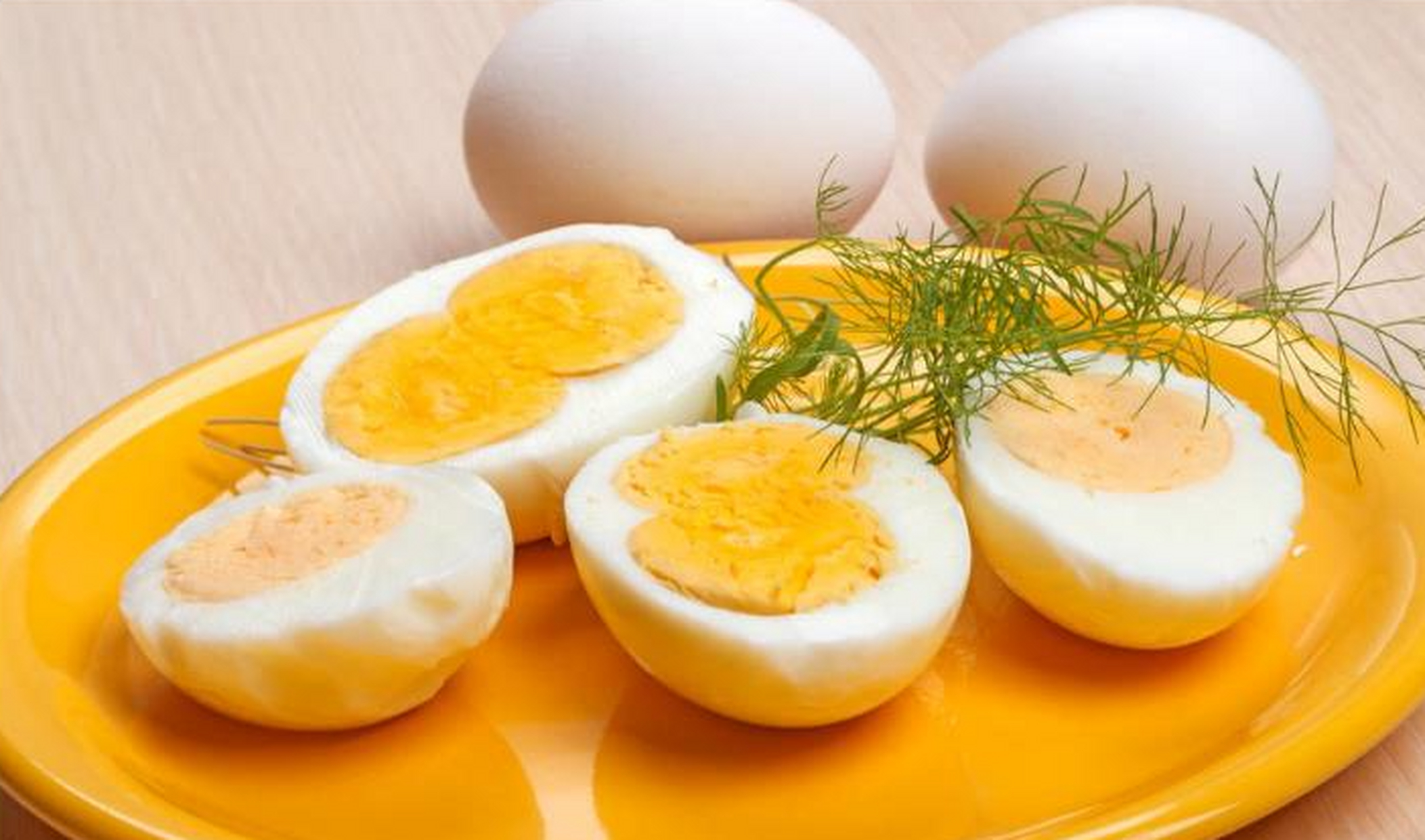 生鸡蛋内含有细菌和病毒,容易引起肠道道食物中毒,还可能加重胃肠