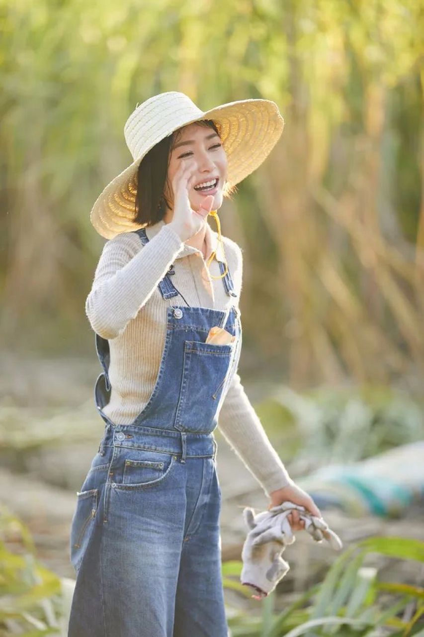 43岁秦岚晒乡村生活,村妇打扮却难贵妇气质,素颜也很美!