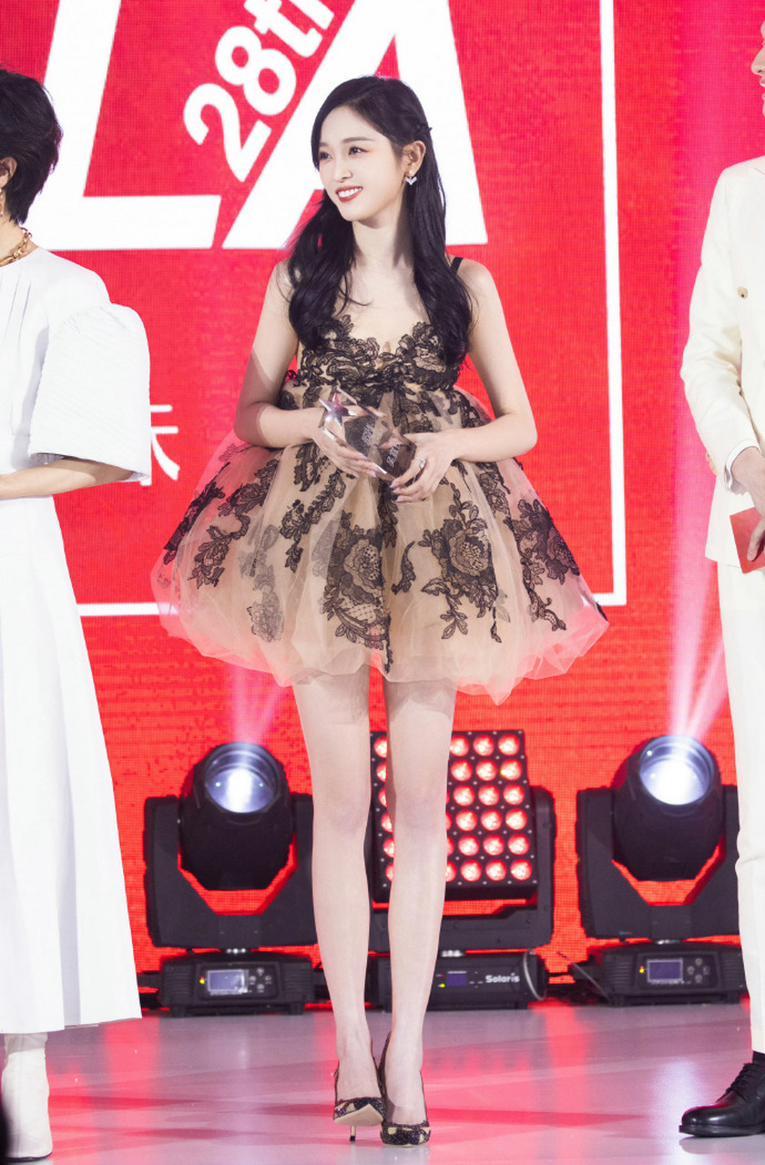 吴宣仪凡尔赛式秀身材