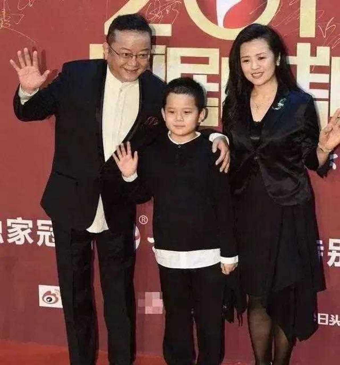 王刚携三婚妻子和儿子出席活动!