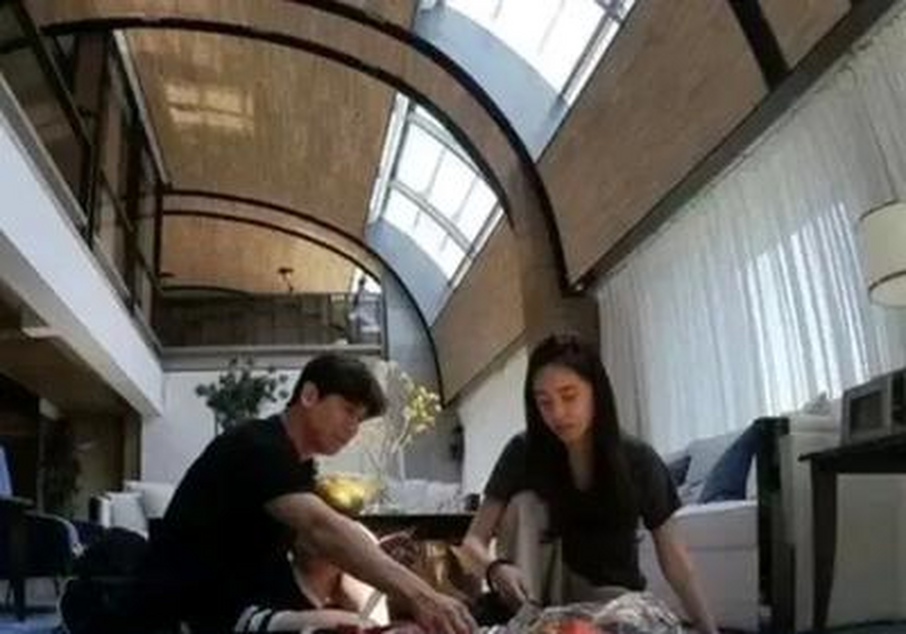 秋瓷炫和于晓光的星空豪宅真的太美了,客厅里抬头能看蓝天白云,夜晚