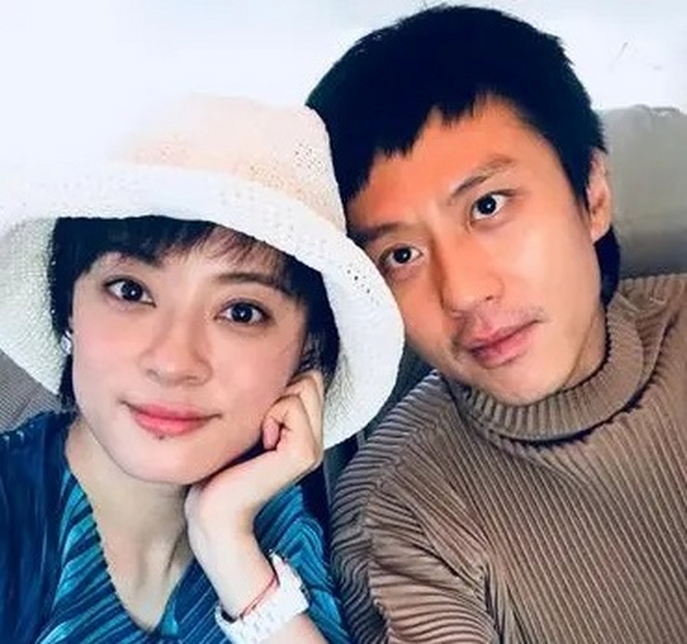 有一次,好事记者问邓超:"你介意孙俪拍吻戏吗?