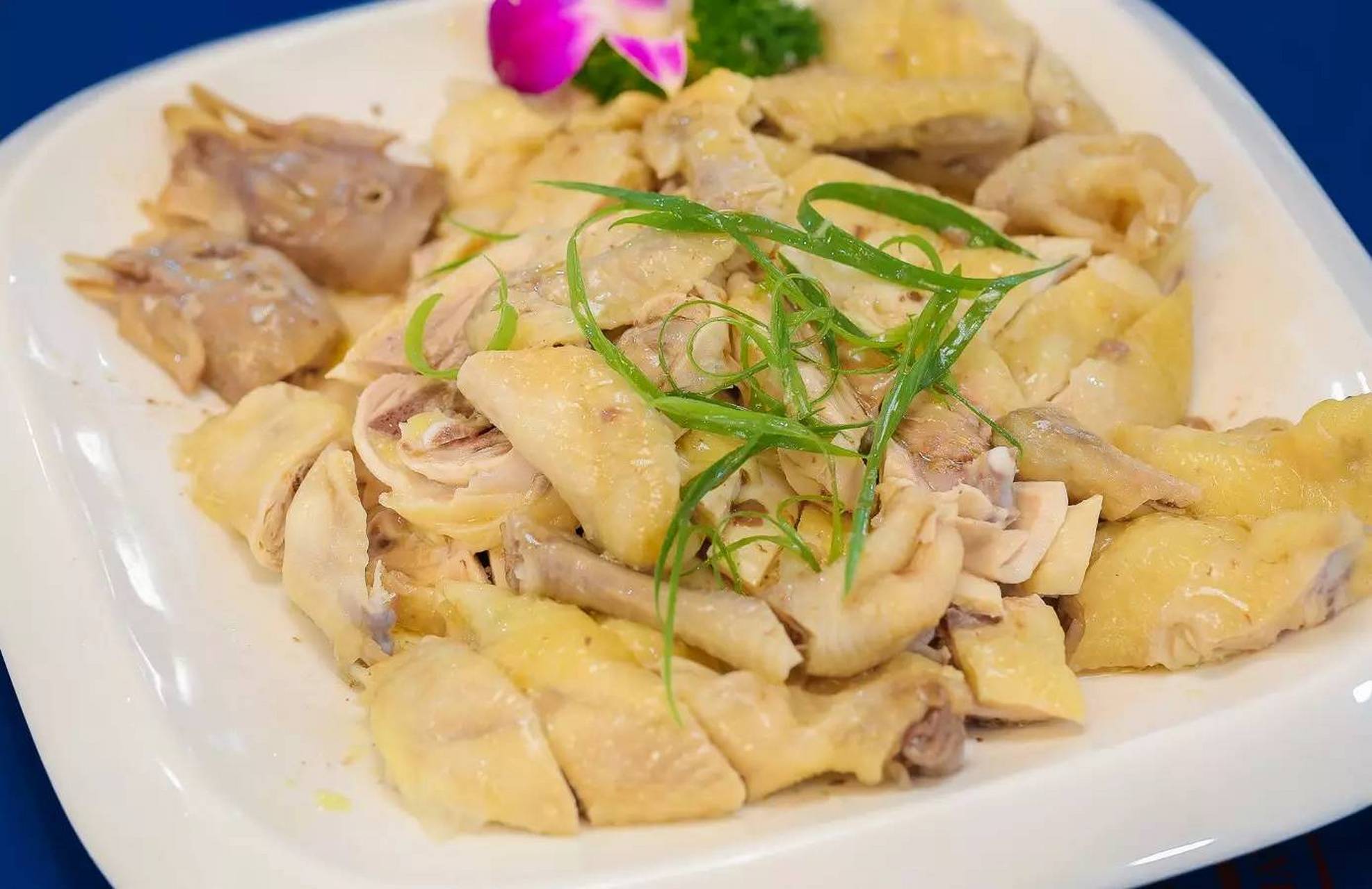 峰味私房菜沙姜鸡 广东人无鸡不欢,这道鸡料理妙在脆脆的皮和碎碎的