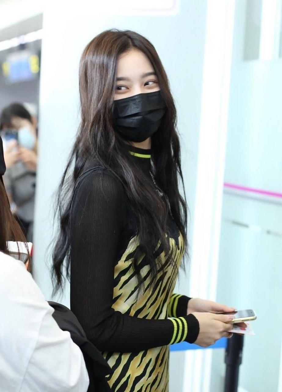 徐艺洋 条纹吊带黑色内搭 成熟风机场照