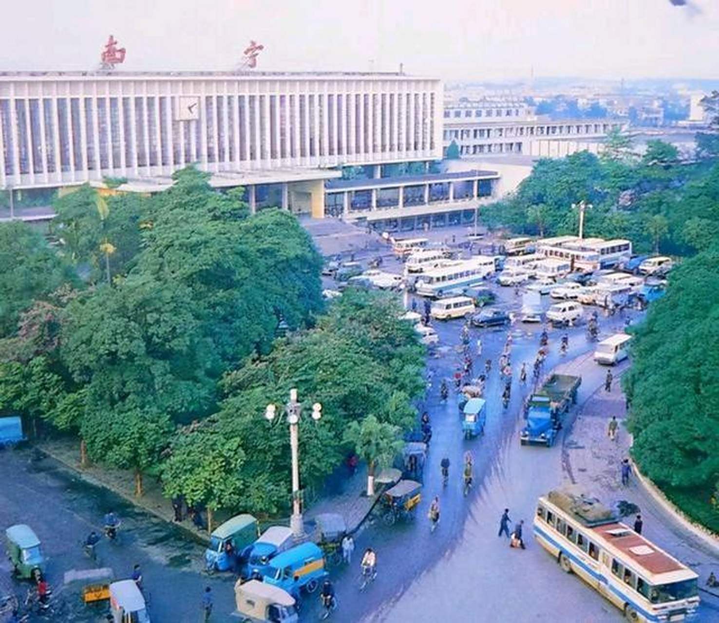 图为80年代的南宁火车站,南宁火车站是一座很有历史的车站,建设于上