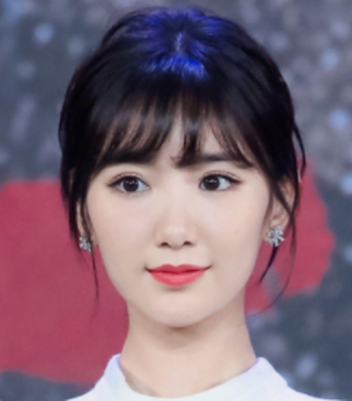 圆脸又称为"苹果脸,娃娃脸",脸颊圆润,颧骨结构不明显,外轮廓从整体看