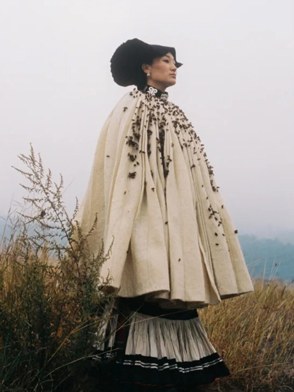 彝族传统服饰 查尔瓦  查尔瓦是一种羊毛披毡,具有独特的设计和制作