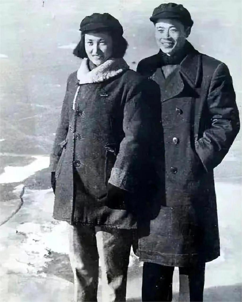 1957年,一张罕见的照片里,张志新和她的丈夫曾真并肩站在一起,面带