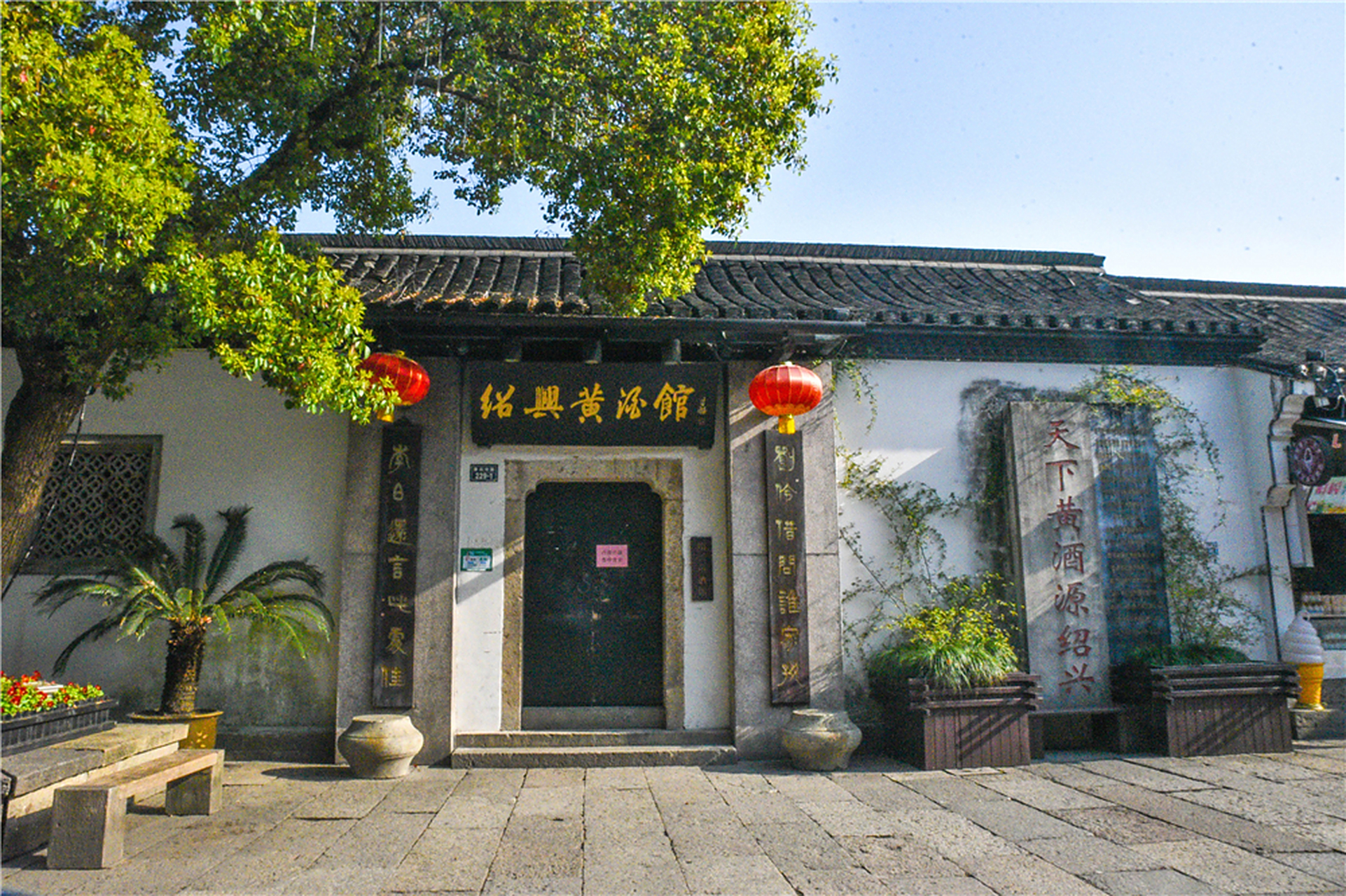 来到鲁迅的老家的故居,在这里我们可以了解到鲁迅是出生于浙江绍兴城