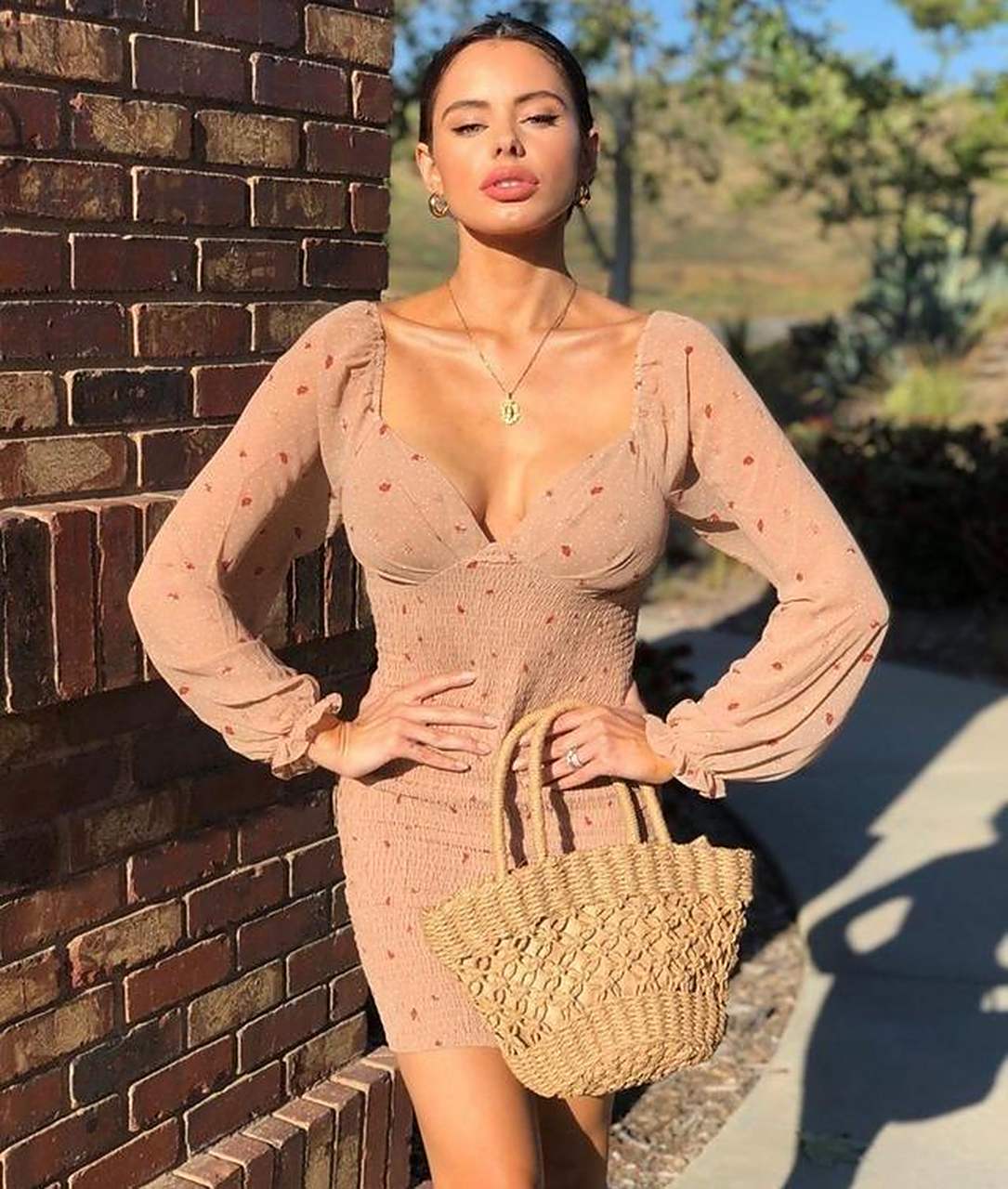 性感模特阿曼达·罗德里格斯,在公园秀着迷人的自拍,身材曲线美