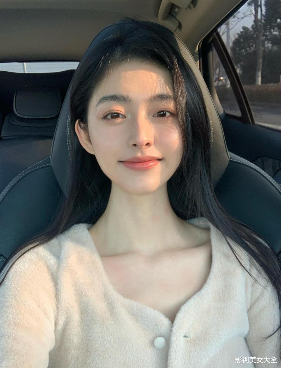 花店女老板娘,今年26岁还单身,高颜值气质型美女,小仙女感十足